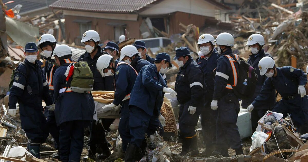 Япония сколько погибло. Число жертв ЦУНАМИ В Японии 2011. Землетрясение в Японии 2011 кратко. Последствия ЦУНАМИ В Японии 2011. Землетрясение в Японии 2011 причины.