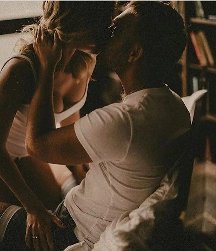 Увидел девушку и захотел ее. Хлоя черри. Арми хаммер и дакота джонсон в фильме. Арми хаммер и дакота джонсон. Мужчина и женщина в отеле.