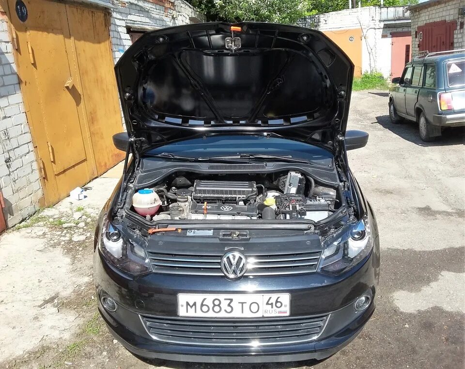 Капот vw polo. Моторный отсек поло седан 2012. Капот Фольксваген поло 2013 открытый. Фольксваген поло 2013 моторный отсек. Открытый капот Volkswagen Polo sedan.