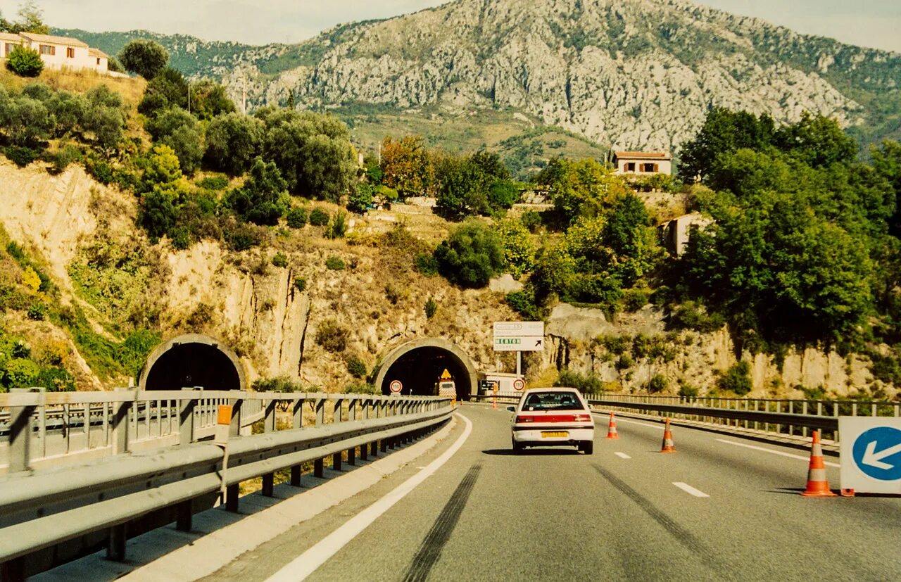 Тоннель автодорожный. Категории автодорожного тоннеля. Дорожный знак опасный груз через тоннель. Проезд через тоннели с опасными грузами. Проезд через тоннели.