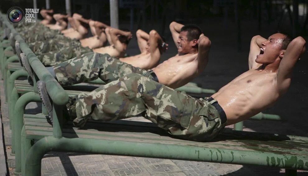 Военные тренинги. Солдаты тренируются. Тренировка солдат. Солдаты занимаются спортом. Военные тренируются.