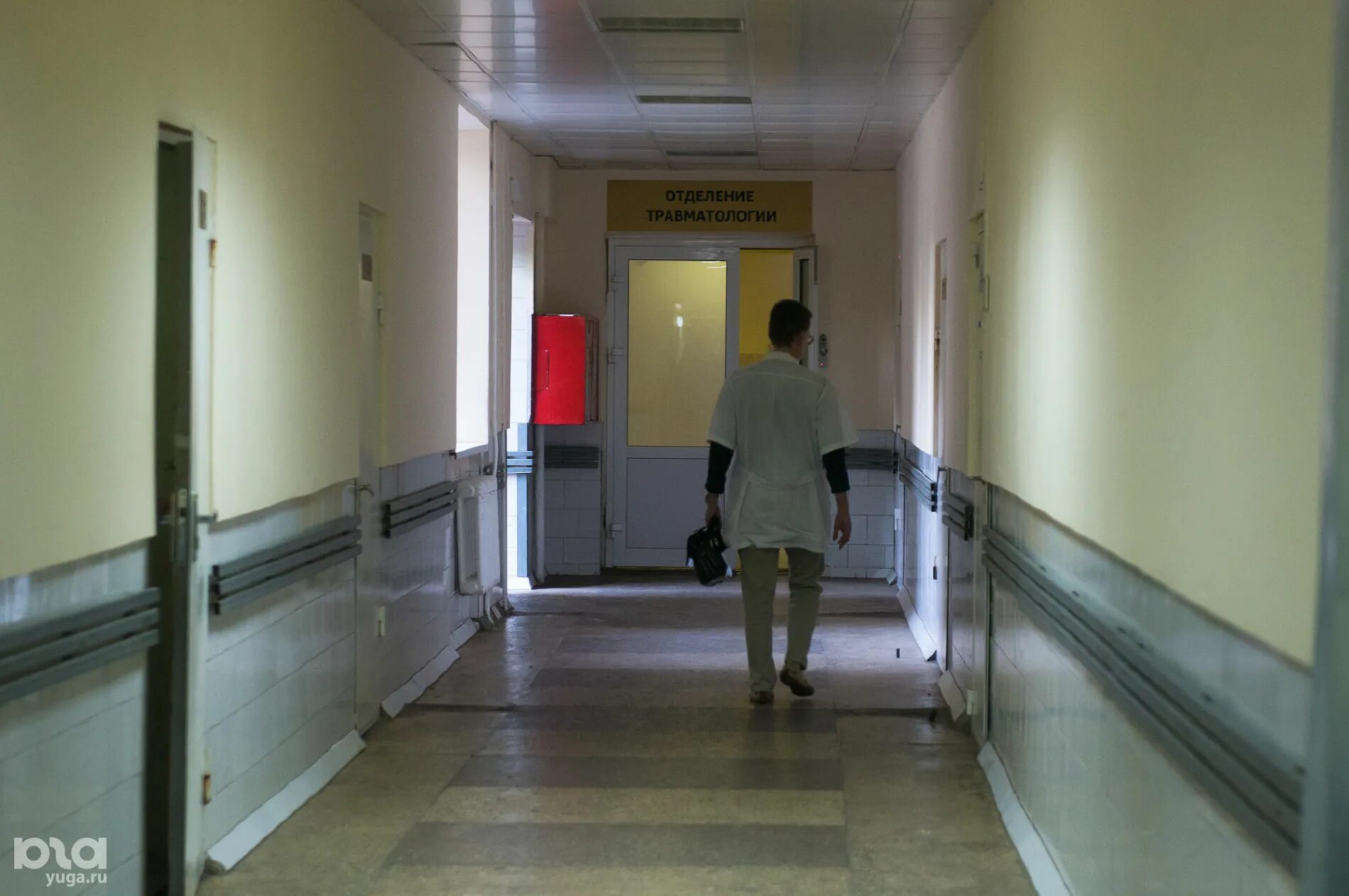 Больничный коридор. Краснодарская Центральная больница. Коридор поликлиники в Краснодаре. Коридоры больницы скорая. Сайты краснодарских больниц