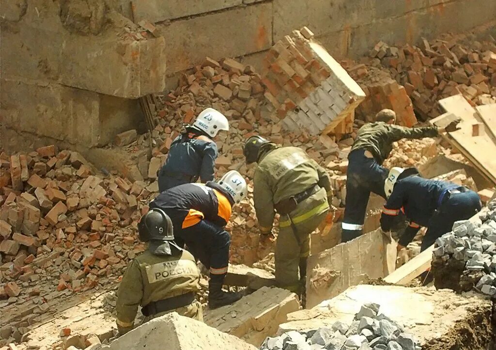 Под завалами остались люди. Под завалами остались люди