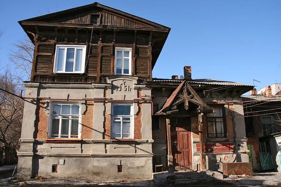 В управлении старые дома