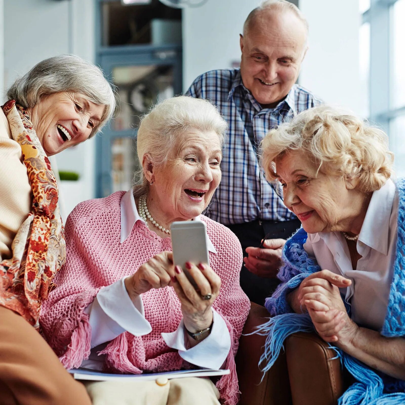 Бабушка развлечения. Пожилые люди. Счастливые пожилые люди. Бабушка и дедушка. Бабка со смартфоном.