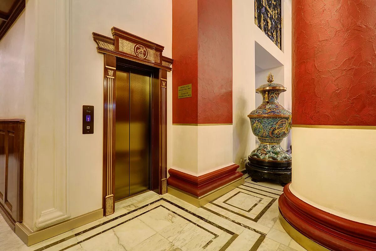 Лифт в отеле. Лифты в москве. Марриотт тверская лифт. Лифт отис 100 этажа тринити. Холл лифты отель.