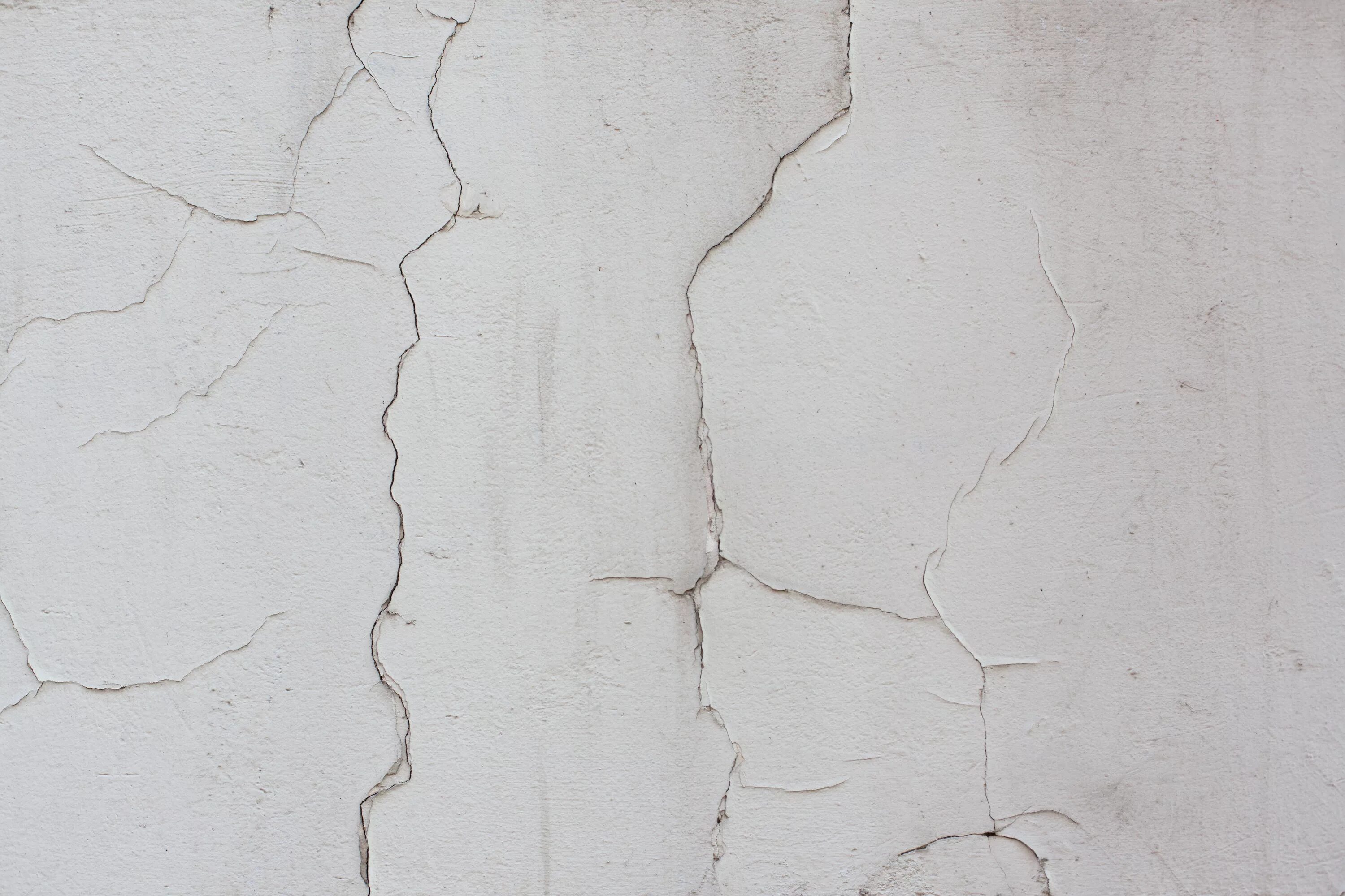 Трещина по середине. Трещина в стене. Трещины на стене текстура. Трещины на бумаге. Белая стена с трещинами.