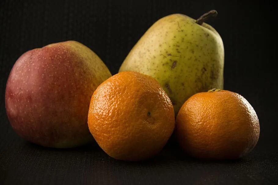 Груша апельсин. Груша лимон цитрус. Яблоко груша апельсин. Яблоки груши апельсины мандарины бананы. Груша апельсин.