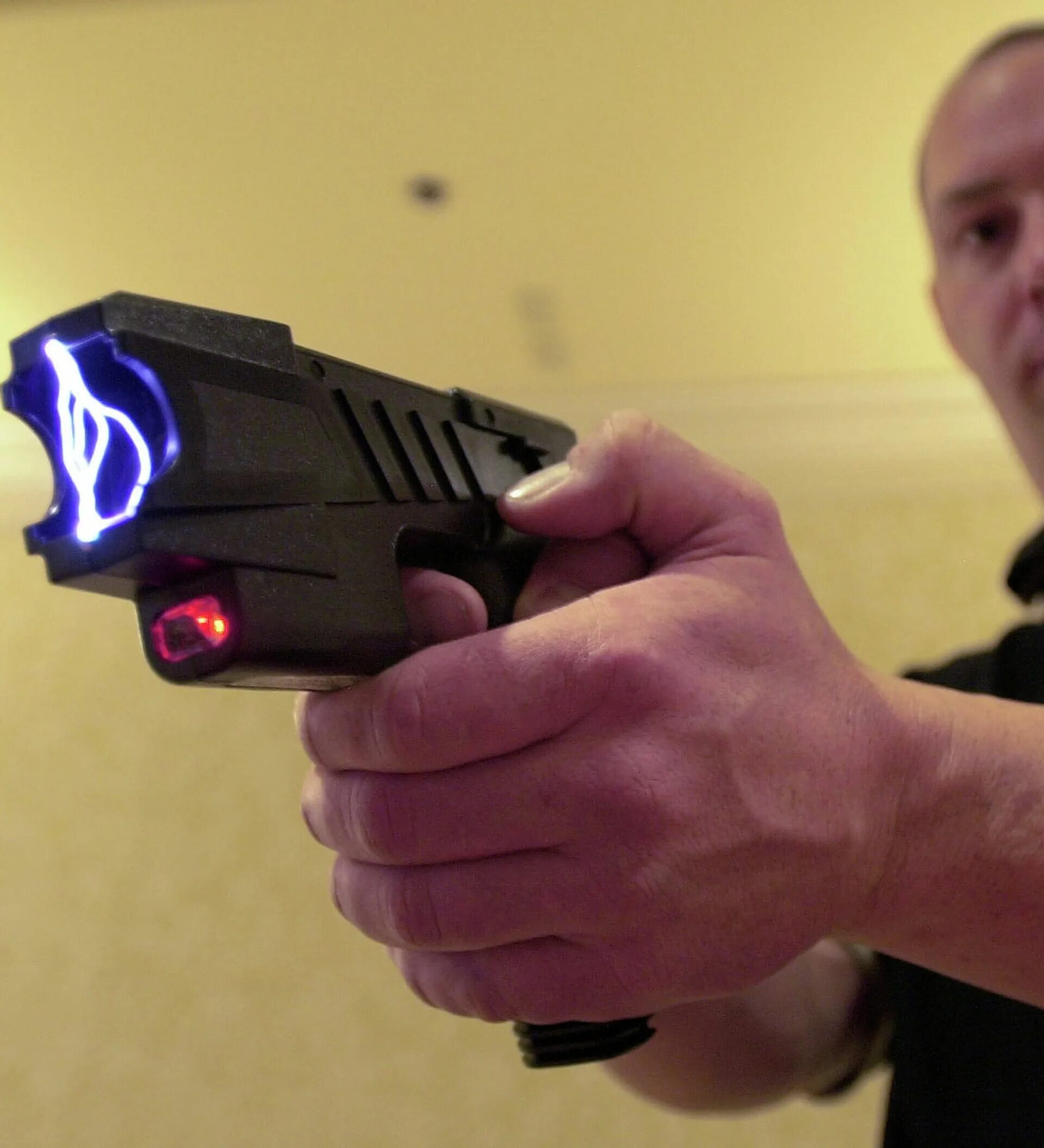 Police Taser. Advanced Taser м. Электрошокеры у полицейского картинки. Пытка электрошокером