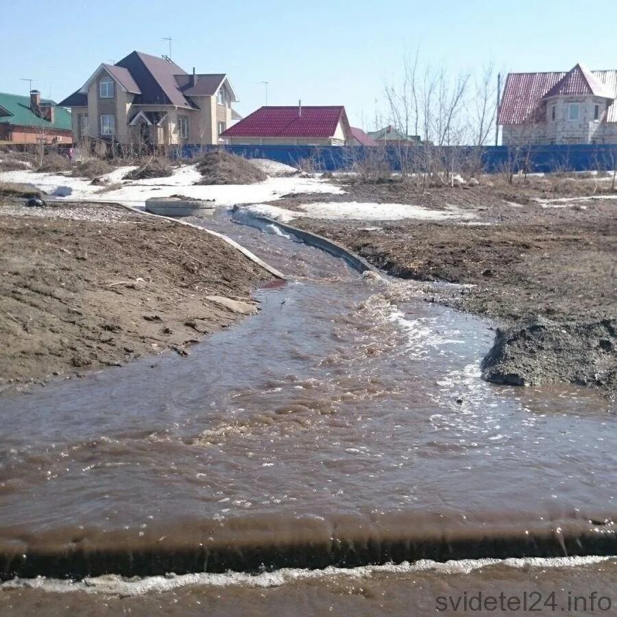 Морской батайск топит. Лужа на ленинградской бийск. Туапсе и сочи 2010 год наводнение. Затопило архангельск. Лазаревское наводнение 1991.