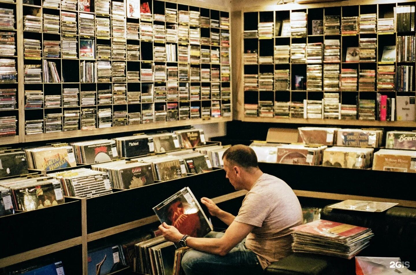 Фонотека для детского сада. Слушали фонотека. Слушали фонотека. Стопка виниловых пластинок. Огромная коллекция виниловых пластинок.