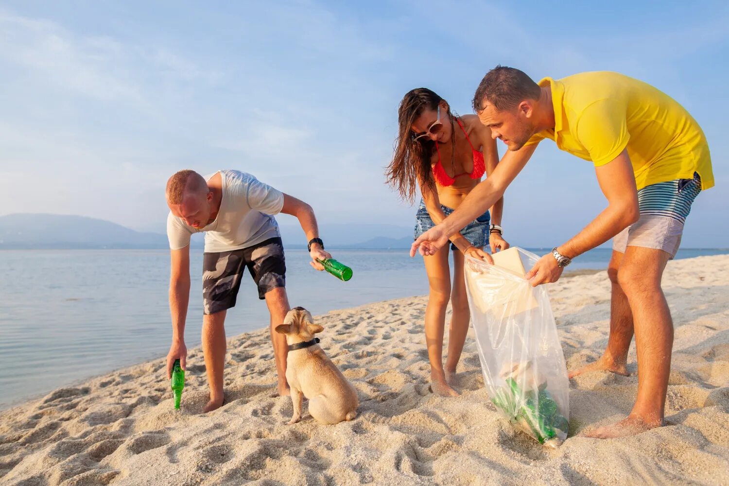 Beach clean. Уборка пляжа. Студентка на пляже вблизи. День уборки пляжа. Люди убирают мусор на пляже.