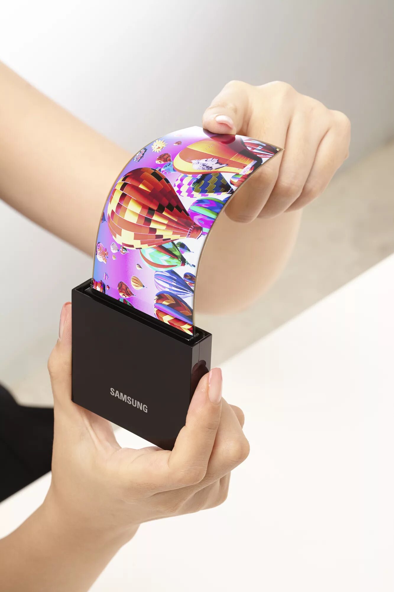 Display now. Samsung amoled display. samsung гнущийся экран. самсунг галакси гибкий дисплей. самсунг с гибким экраном.