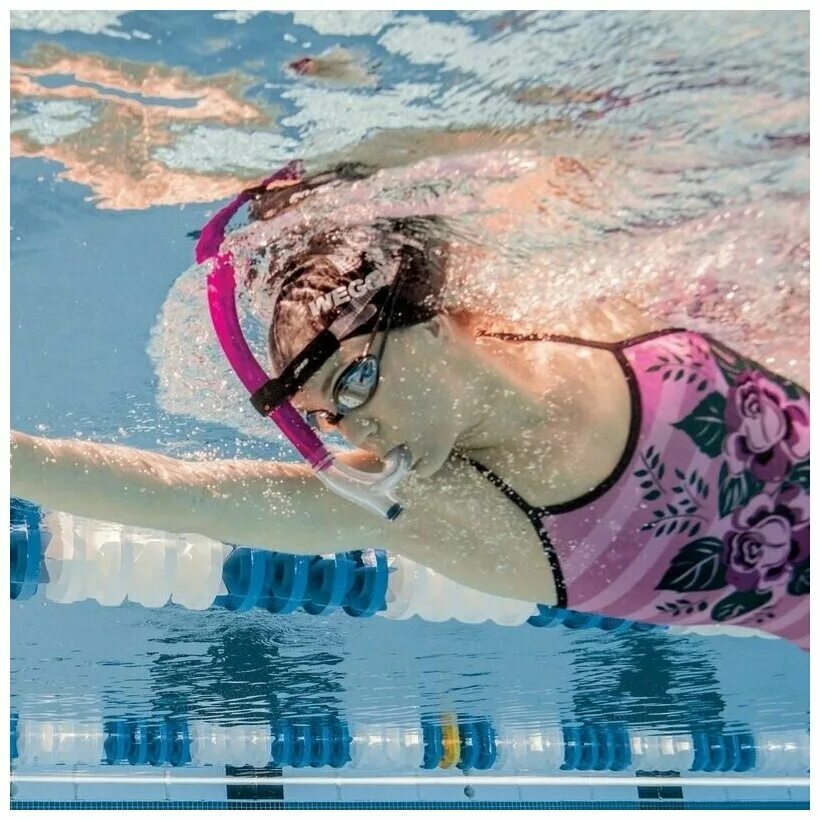 маска для плавания. человек в маске для плавания. пловец с трубкой. маска для плавания в бассейне. маска для плавания в бассейне.