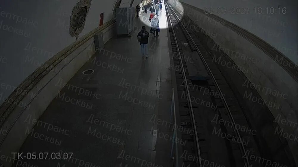 Мужчина толкнул под поезд. Столкнул под поезд в метро. На Киевской толкнули пассажира под поезд. Толкнул подростка под поезд.