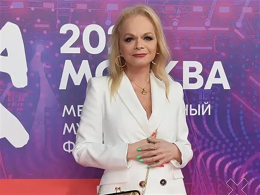 Мой герой долина. Мой герой долина. Раскова летчица памятник. Женское лицо победы рисунки. Мой герой долина.