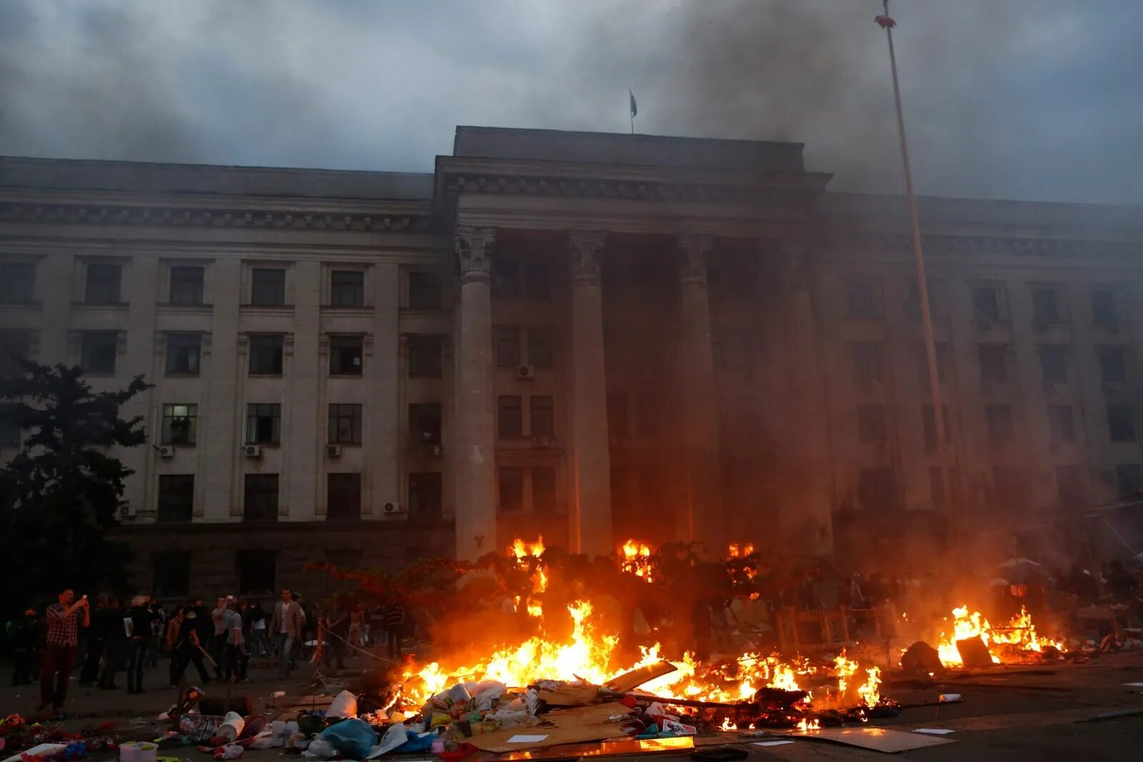 Почему одесса украина. Одесса 02.05.2014 дом профсоюзов. Дом профсоюзов в Одессе 2 мая 2014. Одесса 2014 дом профсоюзов. Одесса 2.05.2014 дом профсоюзов Гончаренко.