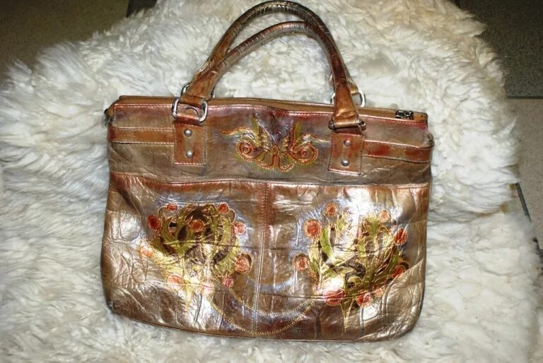 Декор сумки. Старые сумки до и после. Обновим старую сумку. Обновим старую сумку. Починка старой сумки.