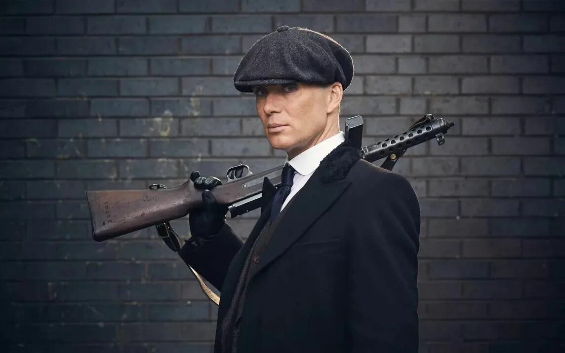 Как пишется гангстер. Thomas Shelby. Острые козырьки Томми Шелби. Томас Шелби с ружьем. Килиан Мерфи 4й сезон козырьки.