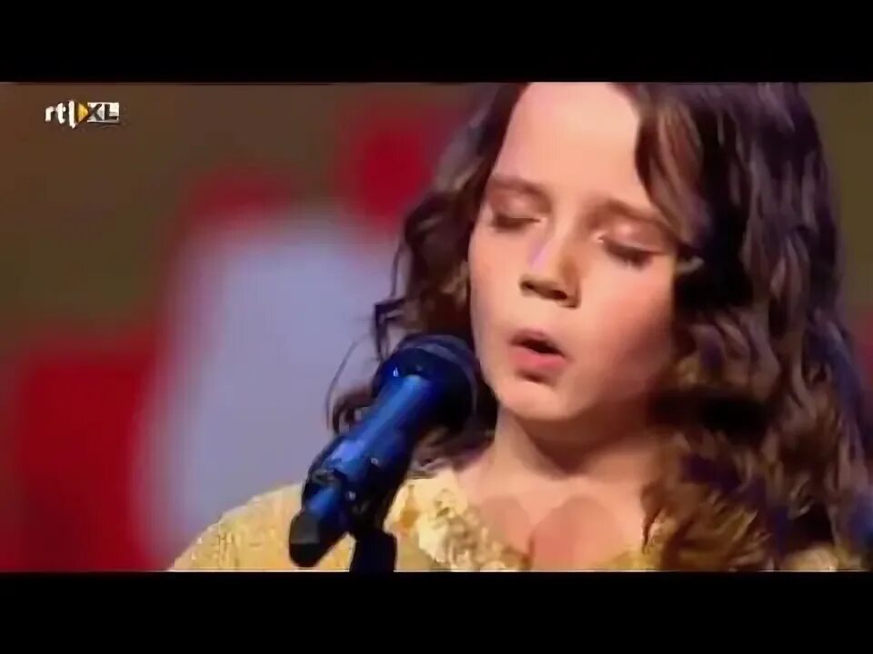 Песни оперным голосом. Девушка поет арию. Петь оперным голосом. Amira willighagen википедия. Девочка из голоса поёт оперным голосом.