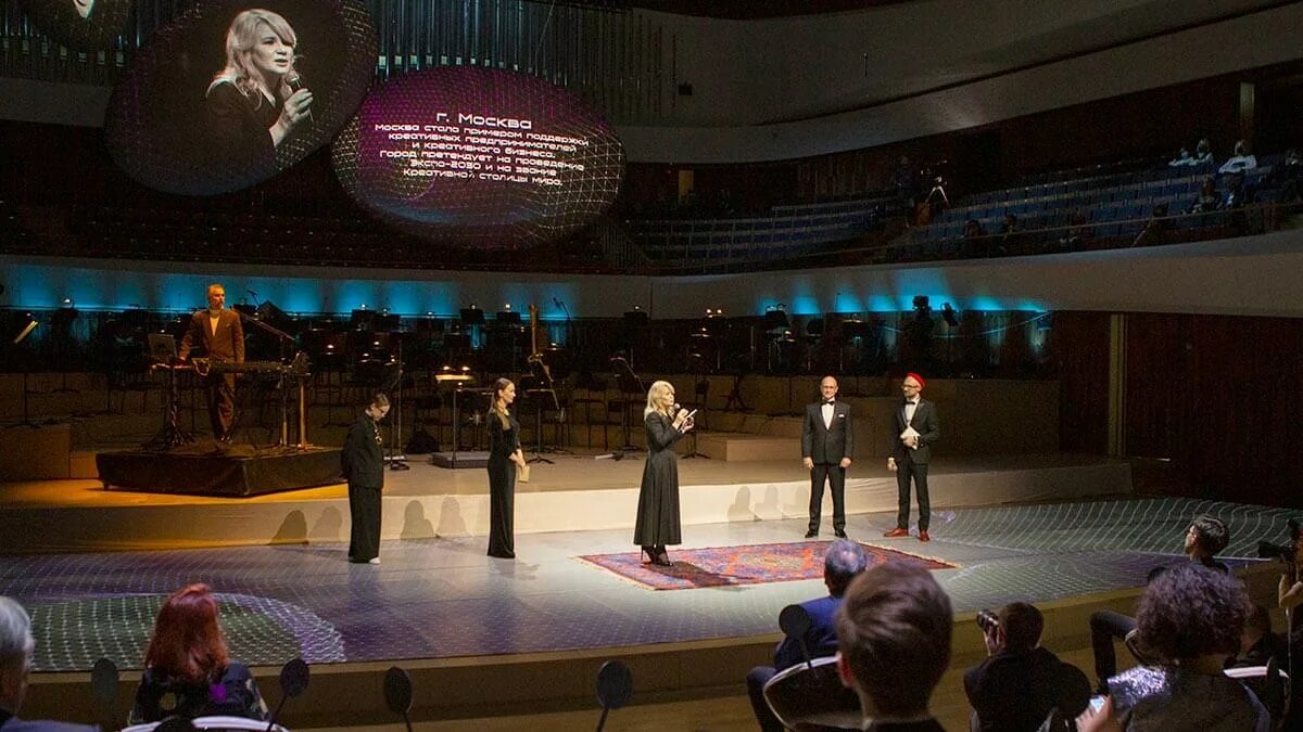 Russian Awards 2022 Гергиев. Один в концертном зале. Концертном зале "Зарядье" креативные технологий. Russian Creative Awards. Russian creative awards 2022