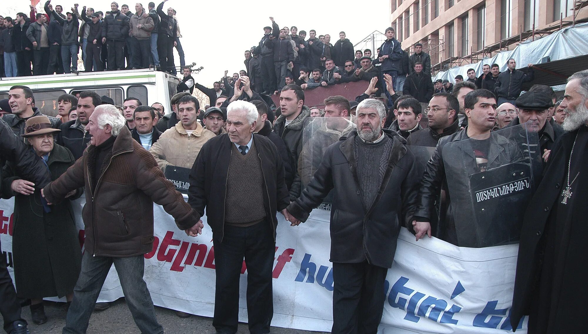 Пашинян бархатная революция. Беспорядки в ереване 2008. 2008 год армения. Митинг оппозиции в ереване. 2008 год армения.