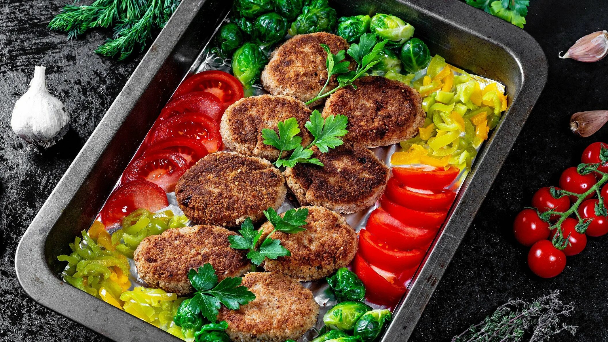 Блюда с котлетами. Котлеты с овощами. Мясное блюдо на противне. Котлеты на противне