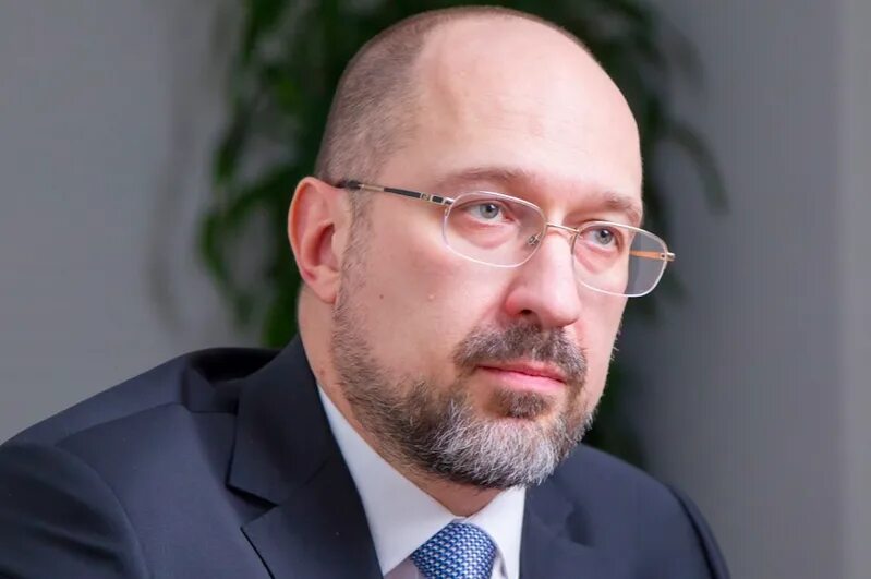 Премьер министр украинская. Denis shmyhal. Denis shmyhal. Шмыгаль фото премьер-министр украины. Премьер министр украинская.
