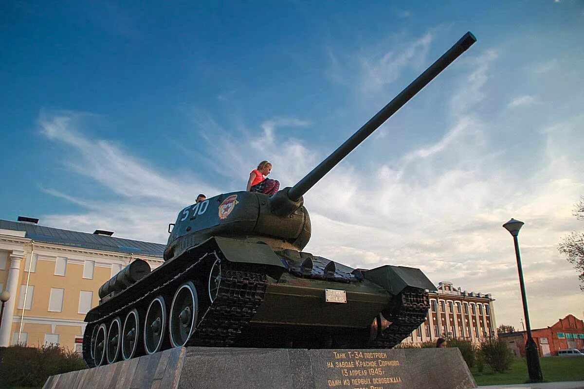 Танк т-34 в Нижнем Новгороде. Памятник т-34 в Нижнем Новгороде. Нижегородский Кремль танк т-34. Танк в Кремле Нижний Новгород. Нижегородский танковый