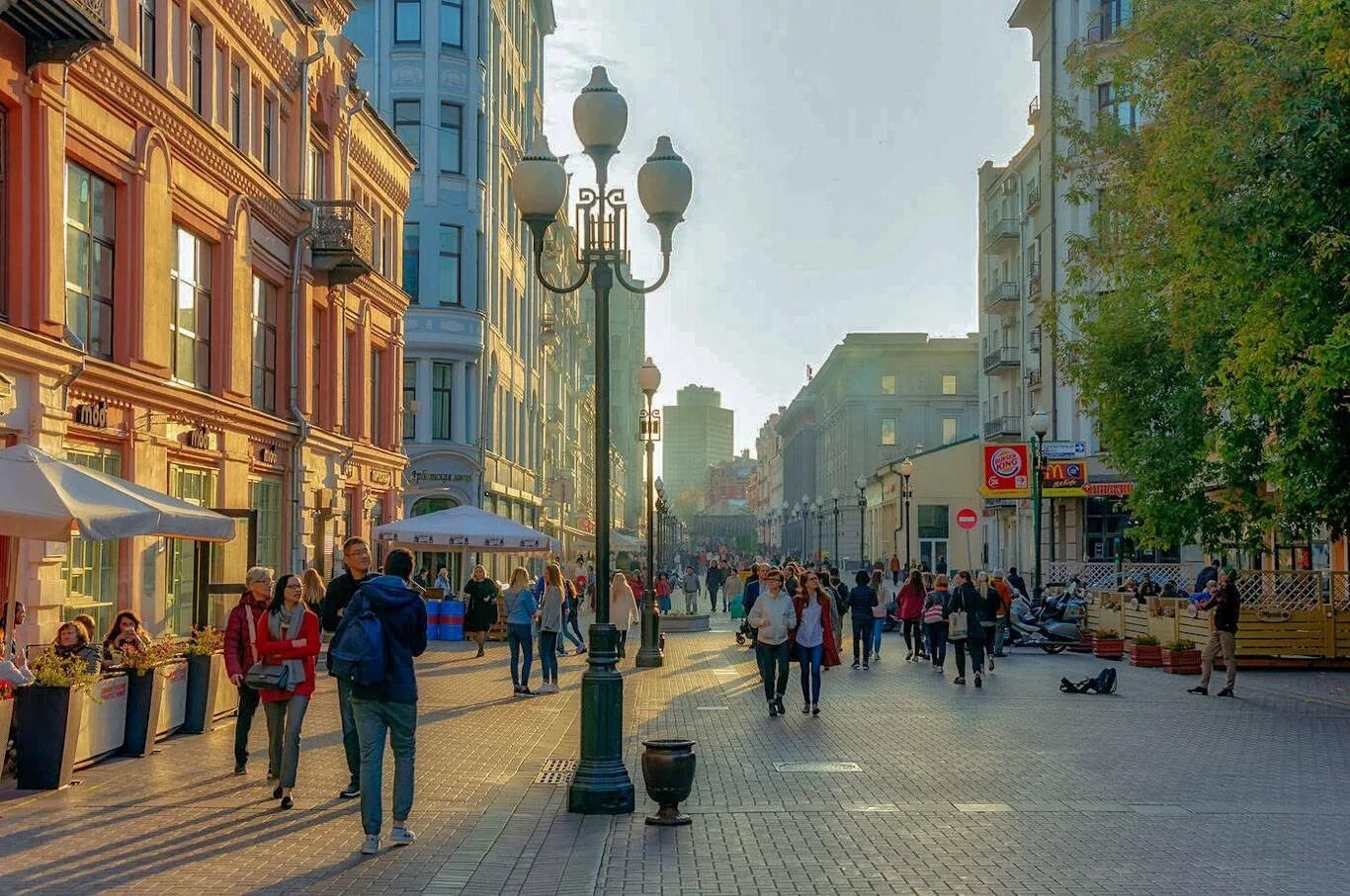 Улица Арбат в Москве. Арбат пешеходная улица. Улица старый Арбат Моска. Арбатская улица Москва.