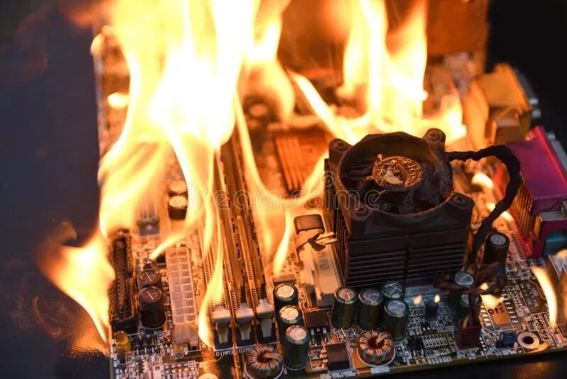Сгореть электронный. Компьютер в огне. Пожар компьютера. ПК В огне. Компьютерный огонь.