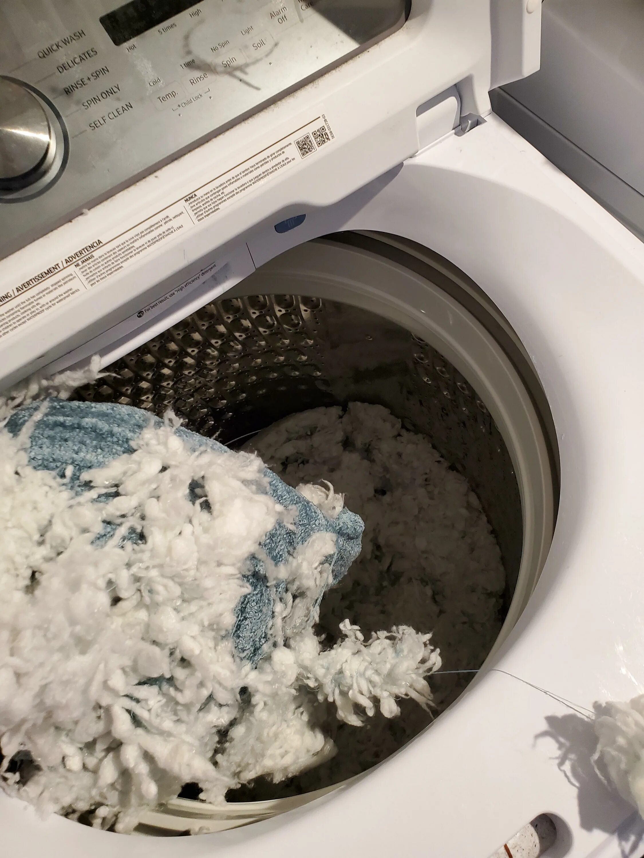 Можно стирать подушки в стиральной машине автомат. Стирка подушек в стиральной машине. Постирали подушку в стиральной. Подушки для стиральной машины. Постирать айфон в машинке.