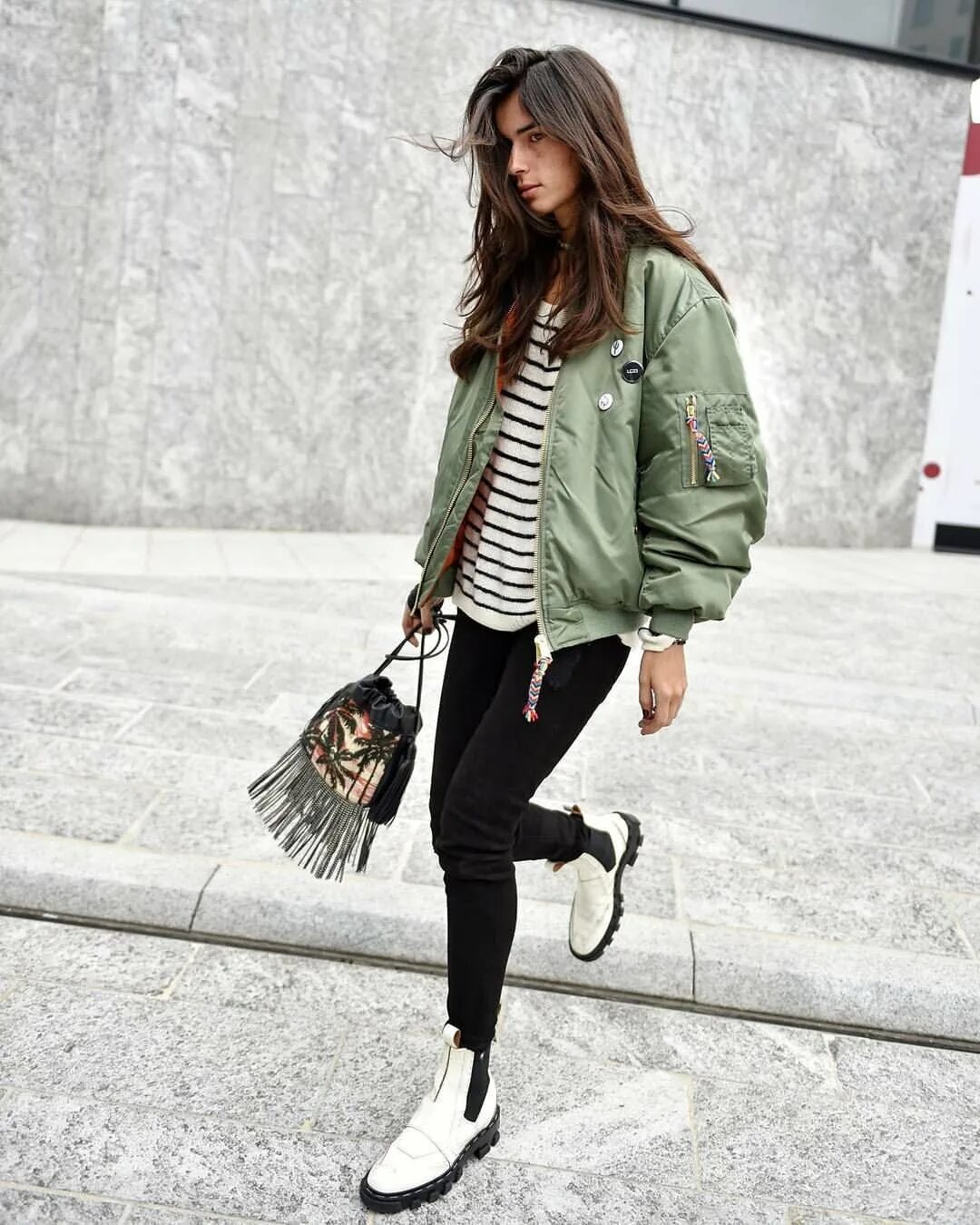 Луки с ботинками на шнуровке. Лук с ботинками. Тимберленды стрит стайл. Образы с рыжими ботинками. Лук с timberland.