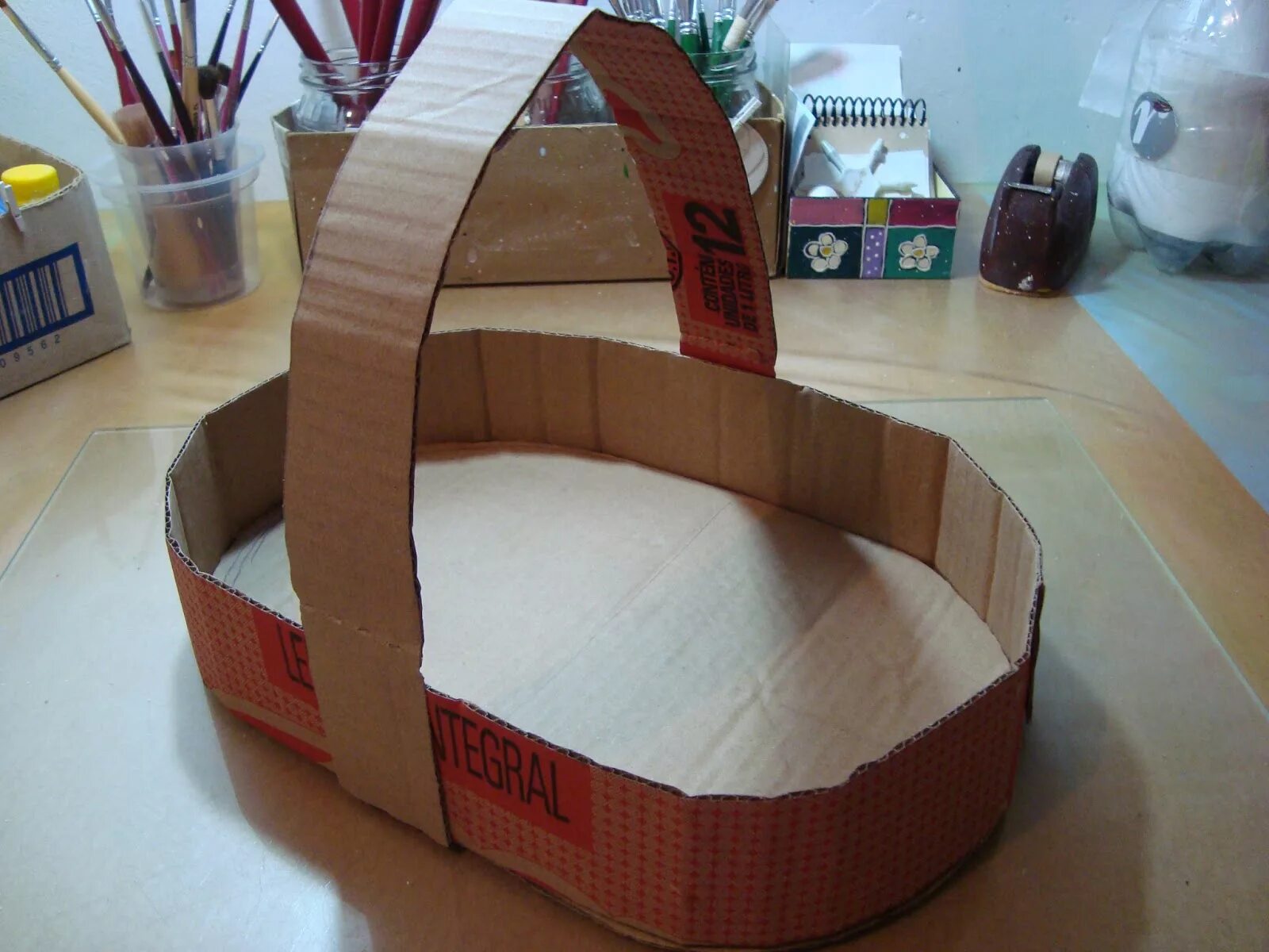 круглякорзинка из картона. корзинка из гофрокартона. сделать корзину из картона своими руками. корзинка из гофрокартона. корзинка из картона своими руками.