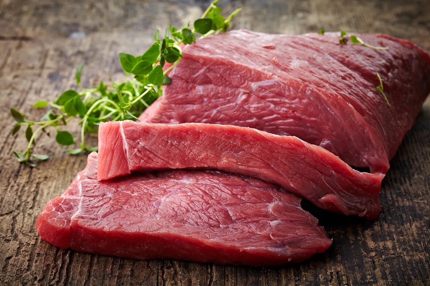 Мясо. Мясо говядина. Сырое мясо. Свежее мясо. Live meat