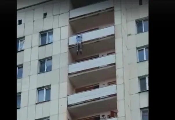 Выбросилась из окна с детьми. Девочка сбросилась с 17 этажа. Избиение девушки в лифте. Выбросил девушку из окна. Девушка выпрыгнула из окна.