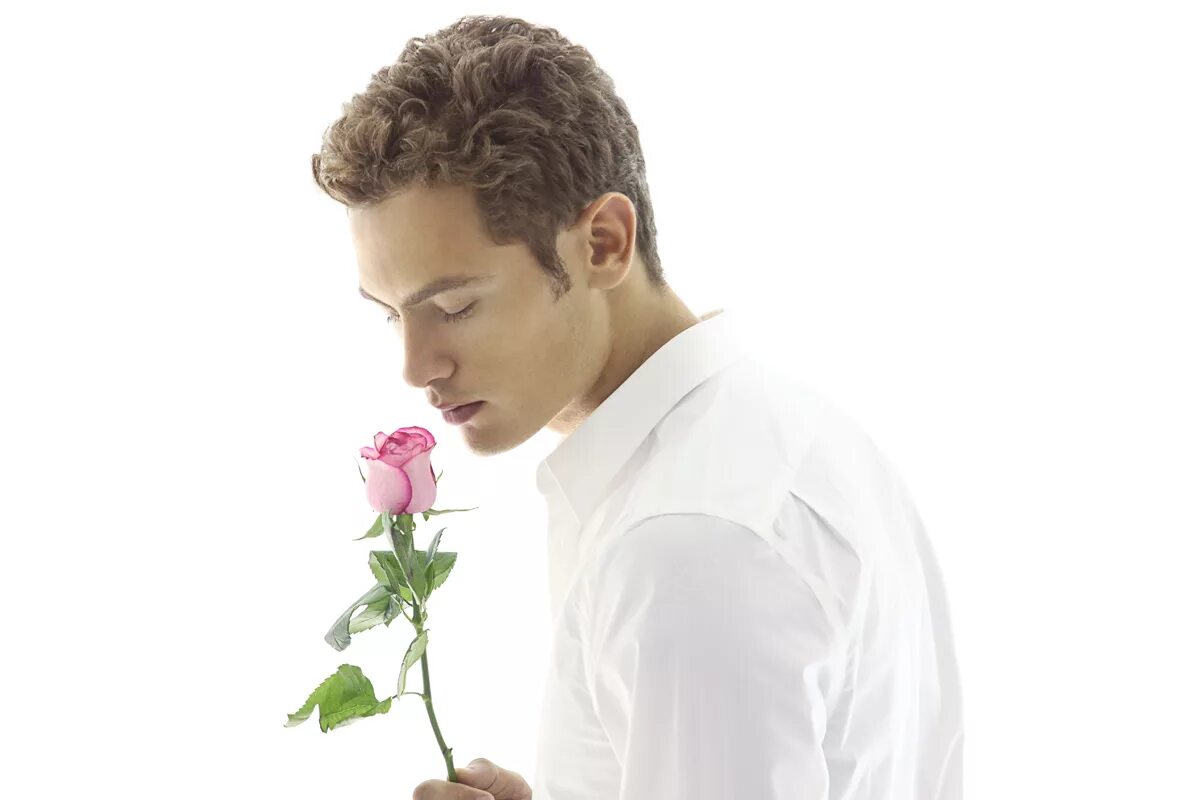 Люди романтики. Цветы для мужчины. Парень с розой. Романтичный мужчина. Романтик для парня.