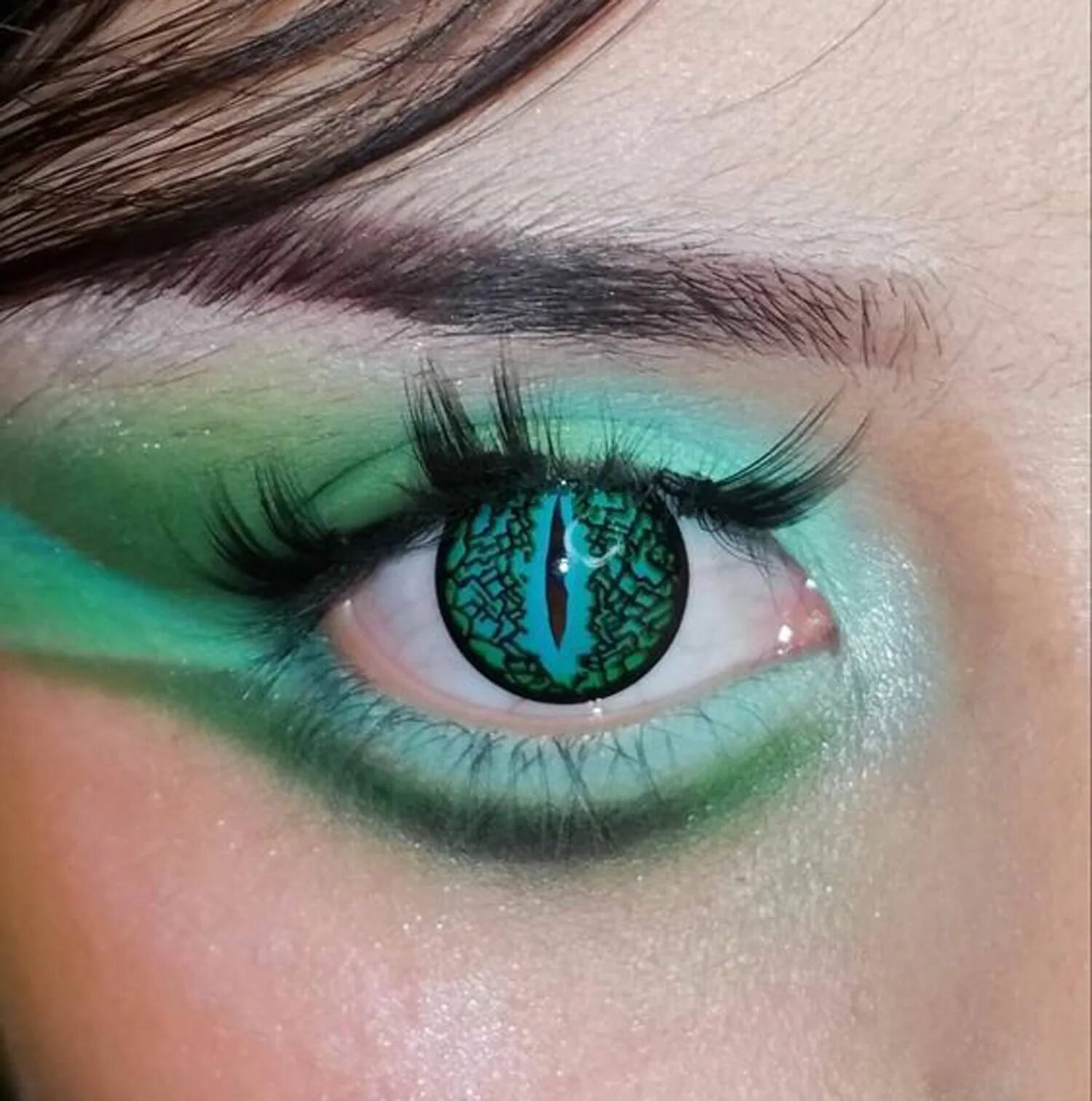 Зеленые линзы. Зелёные линзы для глаз. Темно зеленые линзы. Цветные линзы зеленые.