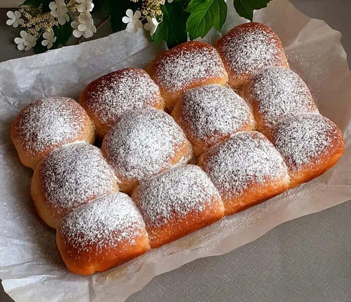 Булочки с сахарной пудрой. Булочки посыпанные сахарной пудрой. Посыпка сахарной пудрой выпечку. Булочка со сгущенкой. Чем посыпают булочки