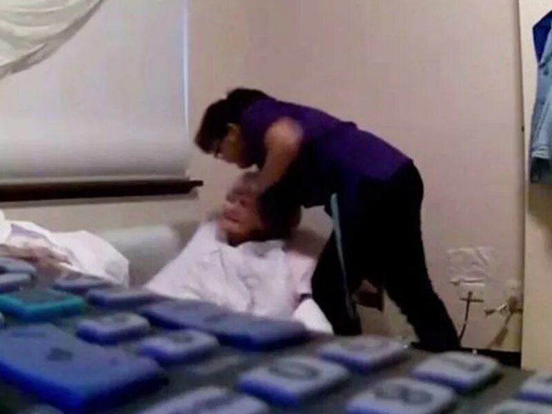 мать с сыном на скрытую камеру. муж установил камеру в ванной. мама и сын перед веб камерой. снимки скрытой камерой. дом престарелых скрытая камера.