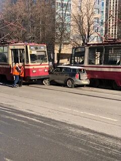 Между двух трамваев