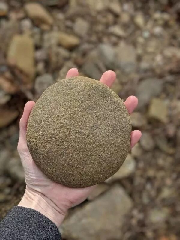 Круглый камень. Круглый валун. Круглые природные камни. Идеально круглый камень.