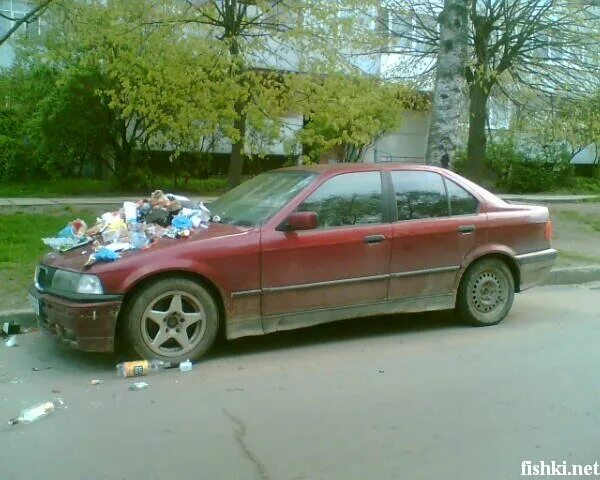 Bmw помойка. Бмв помойка. Мусорка машина. Бмв в мусорке. Бмв в мусорке.
