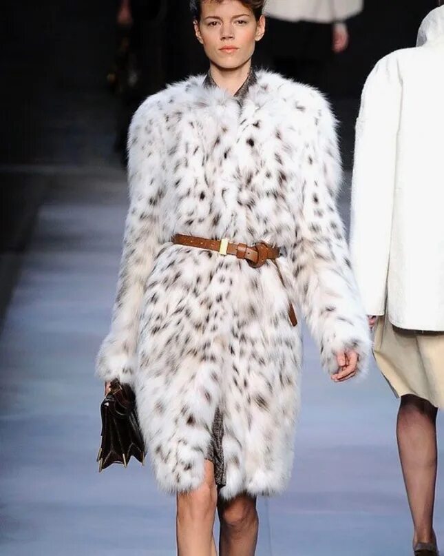 Искусственная рысь. Fendi fur Coat. Шуба Fendi леопард. Шуба Фенди из рыси. Шуба Karl Lagerfeld.