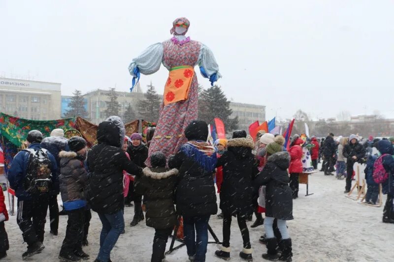 Масленица в энгельсе на площади. Масленица саратов театральная площадь. масленица саратов 2025 театральная площадь. техстекло саратов масленица. масленица толпа.