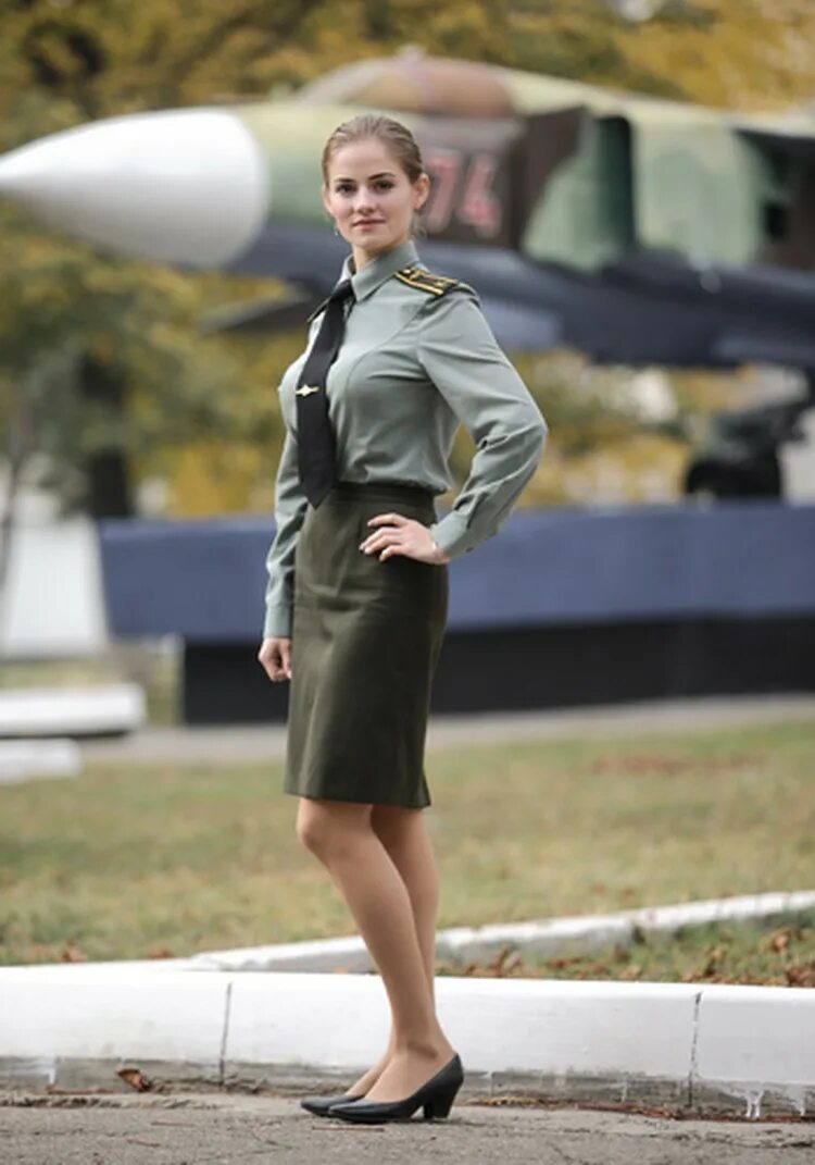 Огромные формы русском. Женщины в военной форме. Женщины в ваенои форма. Современная Военная форма.