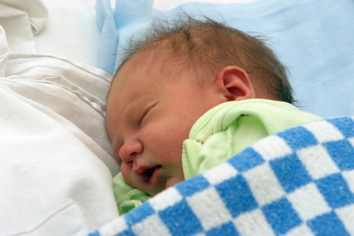 Новорожденный ребенок. Дношенный новорождённый. Малыши новорожденные. Фотосессия новорожденного. Новорожденный ребенок.