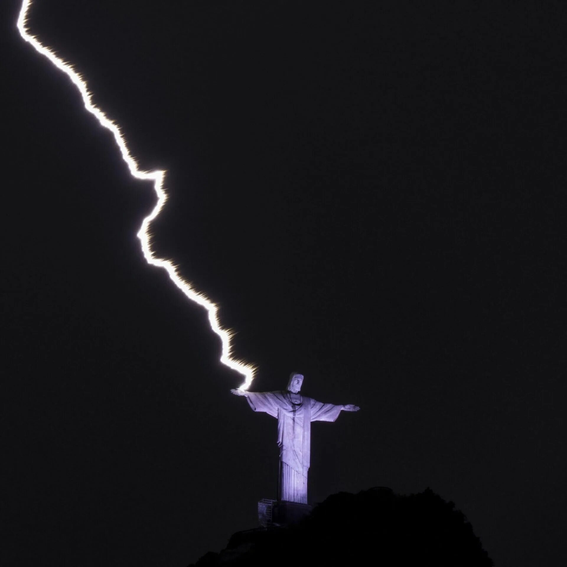 Молния попала в статую свободы. Статуя Христа-Искупителя Бразилия молния. Рио де Жанейро Иисус молния. Молния ударила в статую Христа Рио 2023. Статуя Иисуса в Рио де Жанейро молния.