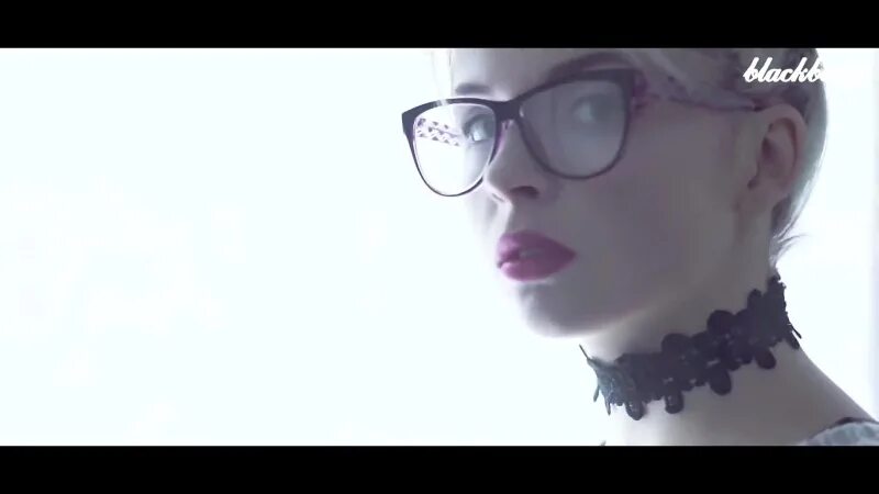 Песня бакарди поет девушка