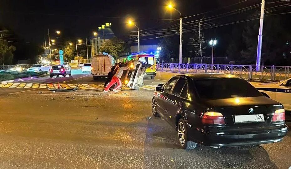 Авария на Доваторцев Ставрополь. Авария в Ставрополе вечером на ул. Доваторцев. Ставрополь авария на Доваторцев вчера. Авария на Варшавке в августе 2022. Авария вчера вечером в 21.00